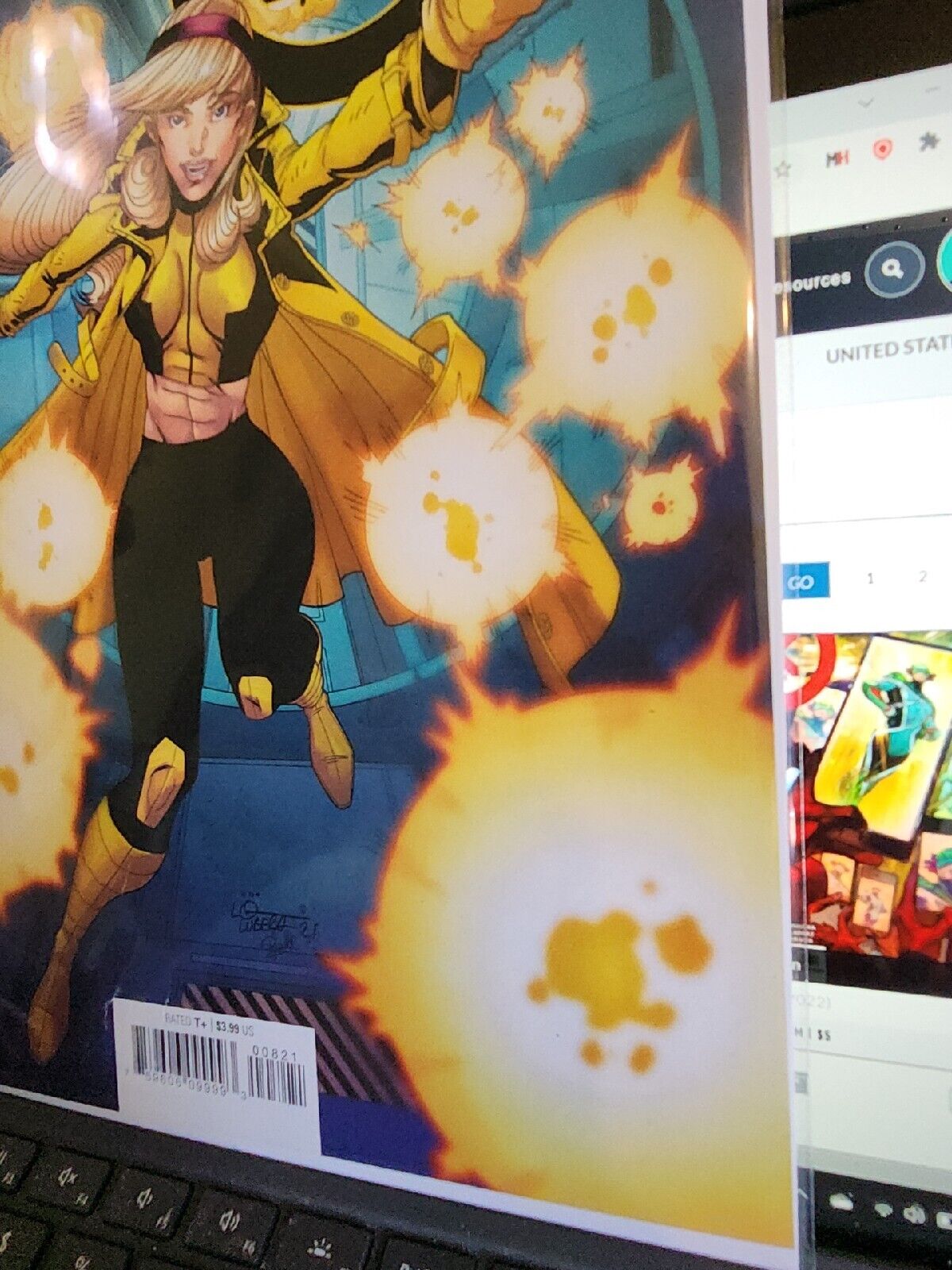 Marvel Comics X-MEN #8 first printing X-Gwen variant